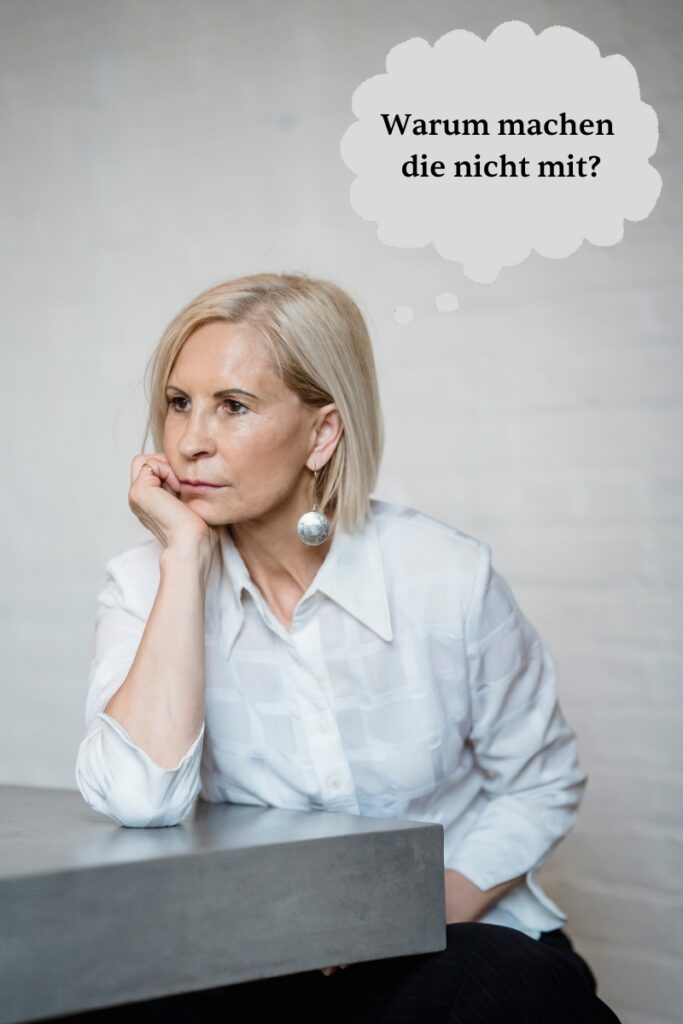 Change Management - Unsicherheit im Unternehmenswandel: Verzweifelte Managerin am Tisch