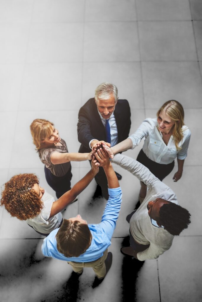 Change Management - Unsicherheit im Unternehmenswandel: Team gibt High Five
