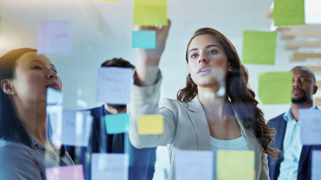 Fractional Work: Frau mit Postits